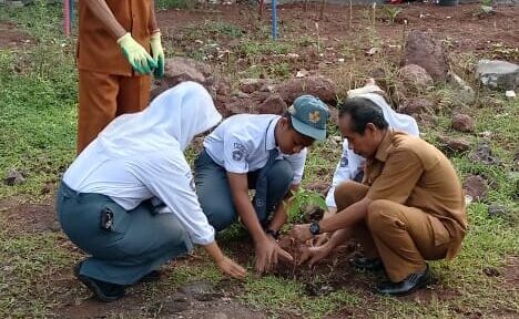 You are currently viewing “Hari Bumi, SMKN 1 Soppeng melaksanakan Kegiatan Penanaman Pohon”