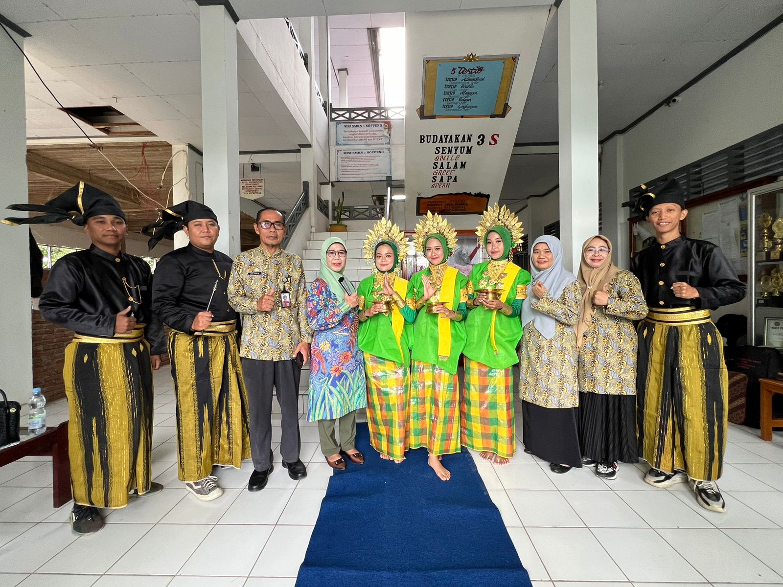 Read more about the article Tari Paduppa Menyambut Kedatangan Narasumber Workshop Penyelarasan Pembelajaran Berbasis Dunia Kerja