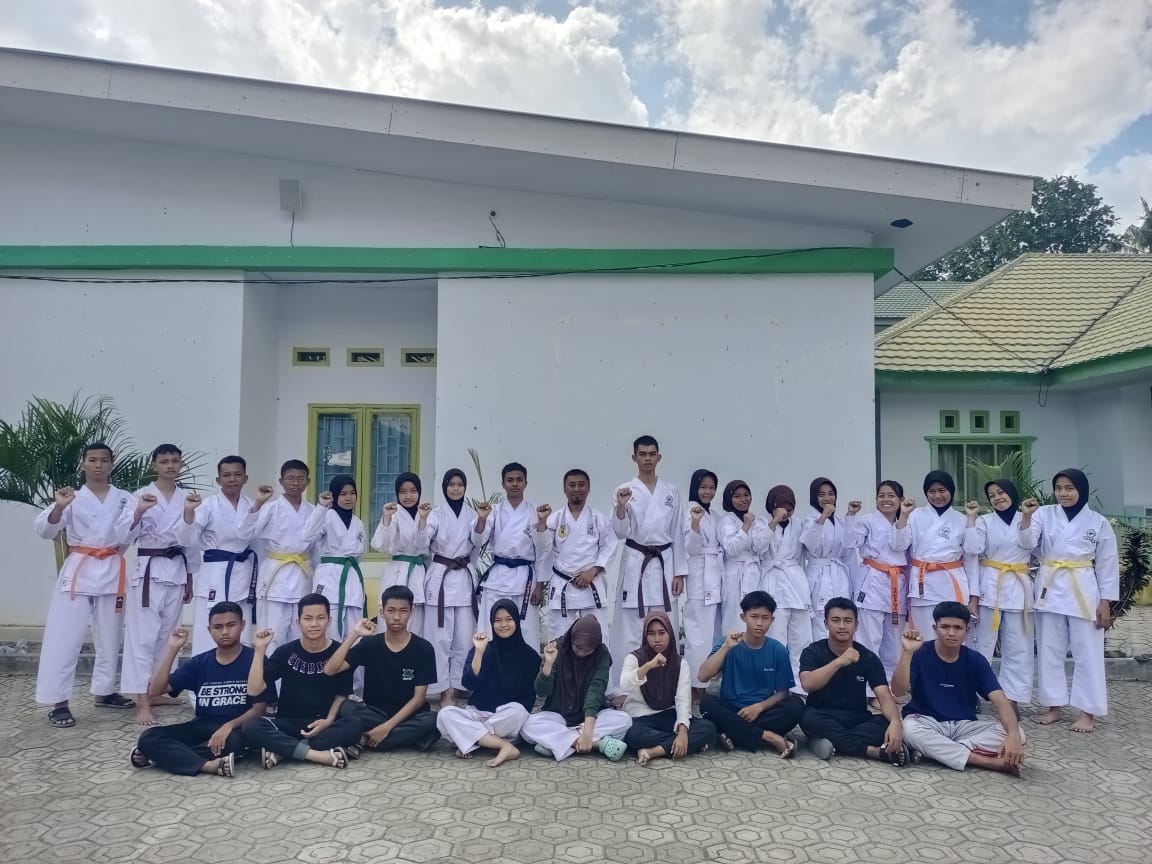 Read more about the article Kunjungan DOJO dan Latihan Bersama, Pengurus Ekstrakurikuler Karate SMKN 1 Soppeng dan SMAN 1 Soppeng.