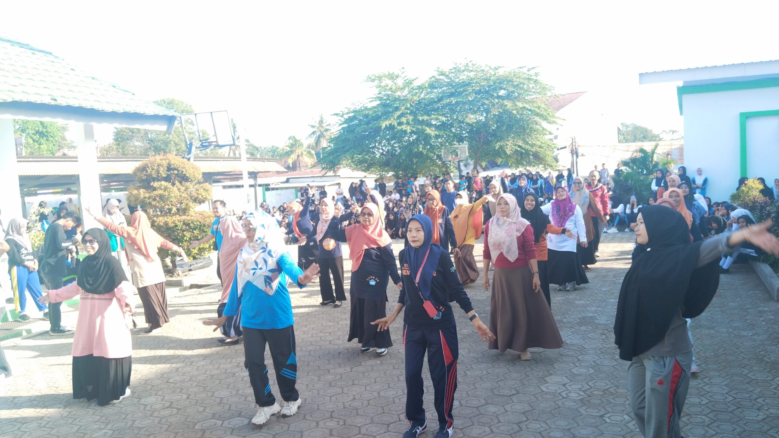 Read more about the article Tendik SMKN 1 Soppeng Awali Hari dengan Senam Sehat