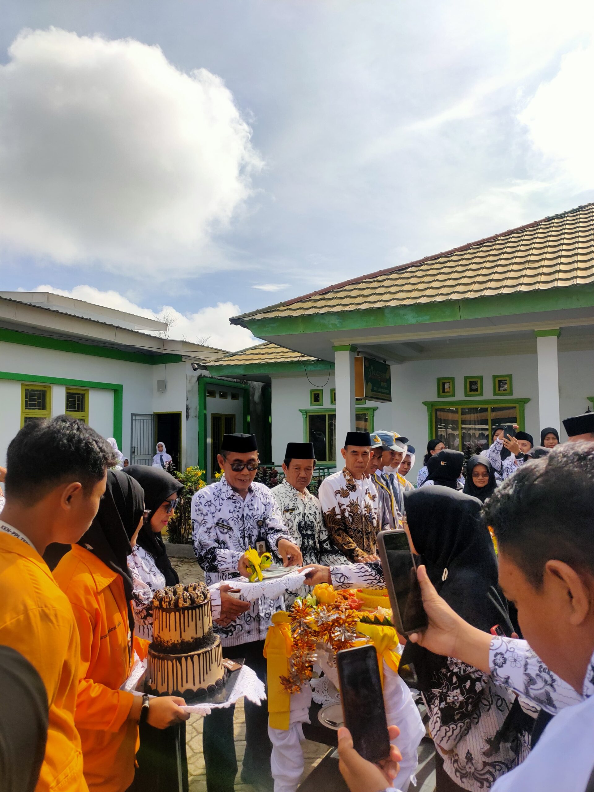 Read more about the article Peringatan Hari Guru Nasional 2024 di SMKN 1 Soppeng: Meriah dan Penuh Makna