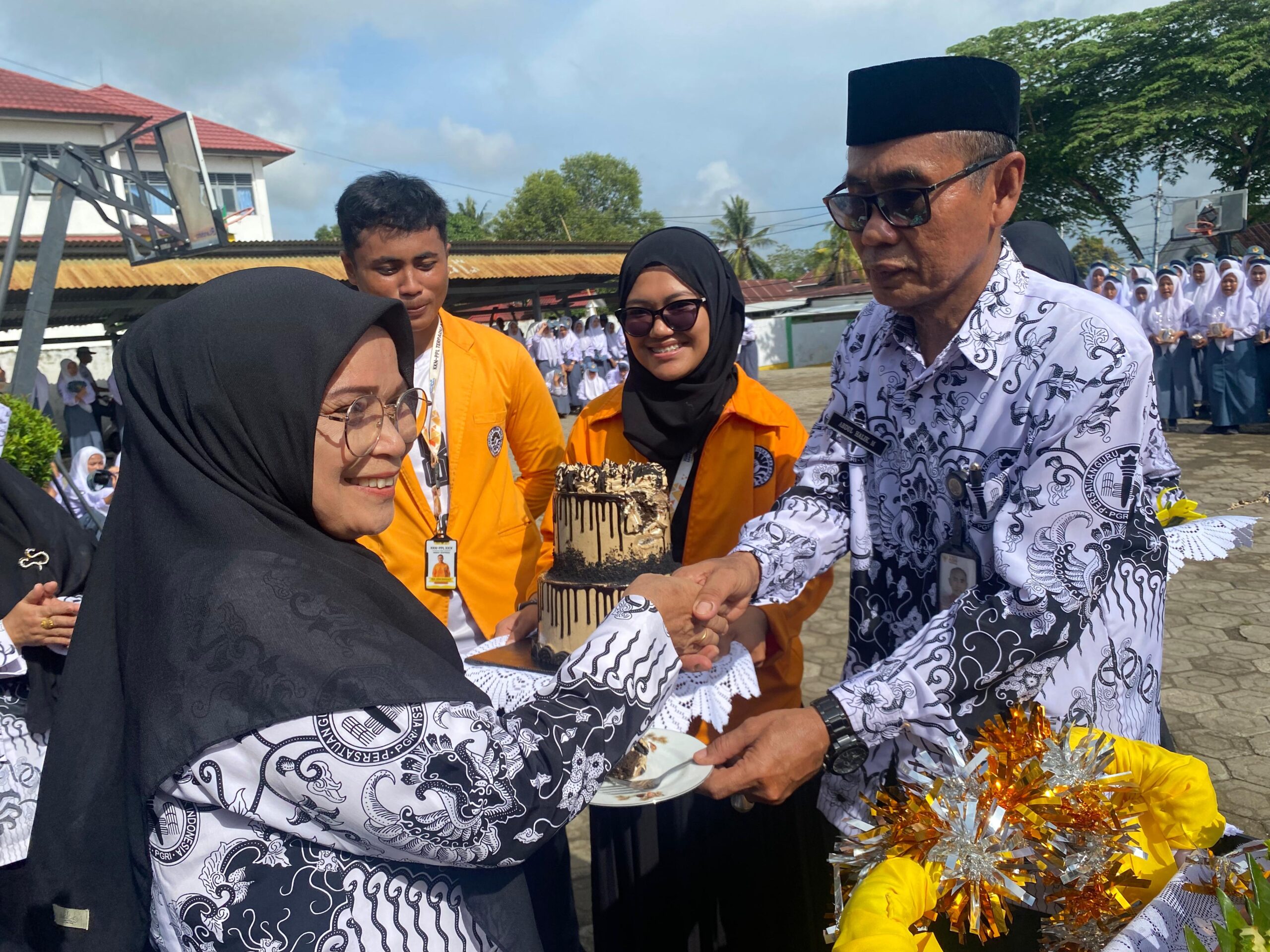 Read more about the article SMKN 1 Soppeng Rayakan Hari Guru dengan Semangat Kebersamaan