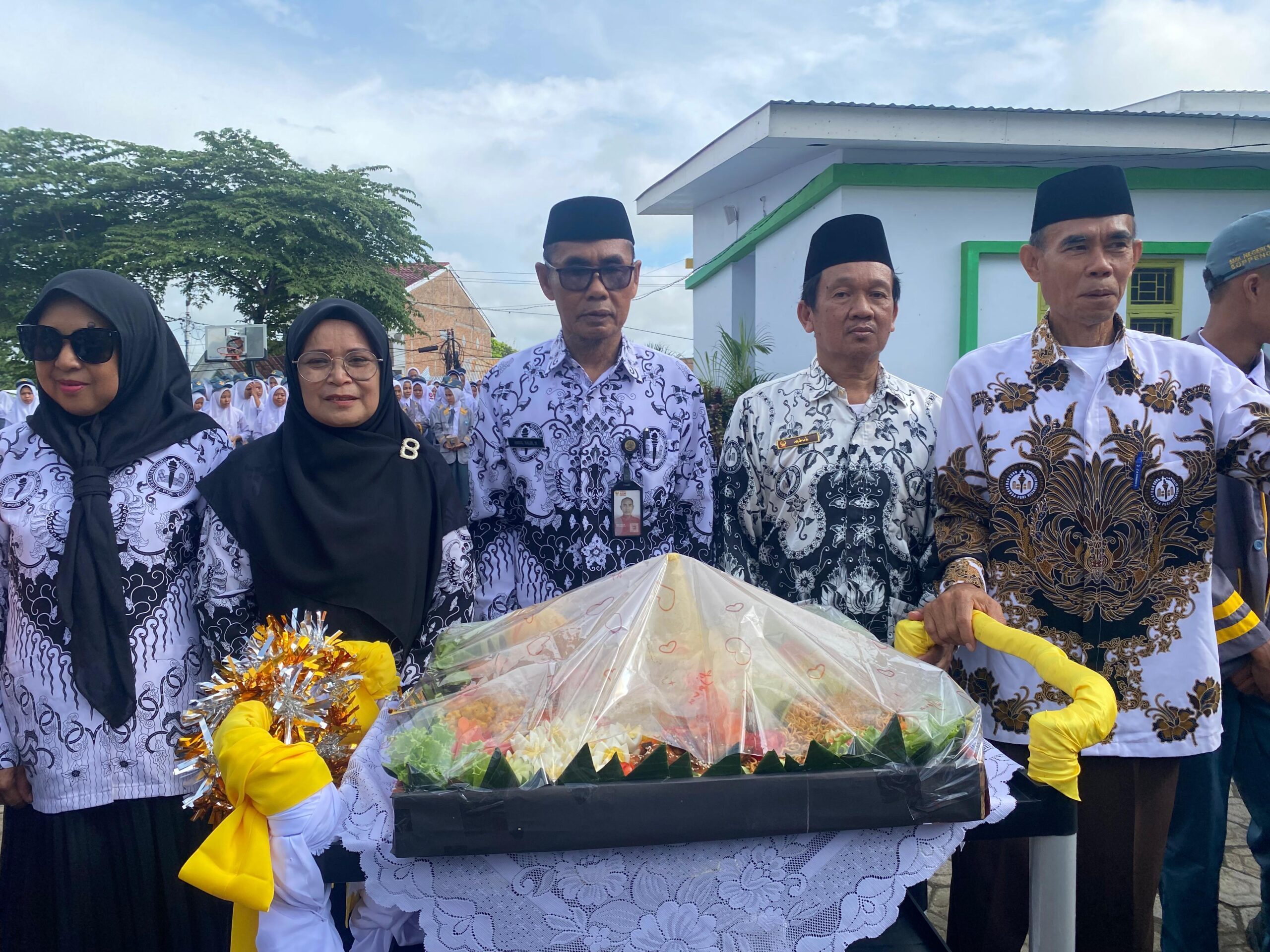 Read more about the article Penghormatan Penuh Makna: SMKN 1 Soppeng Apresiasi Guru Jelang Purna Bakti di Hari Guru Nasional