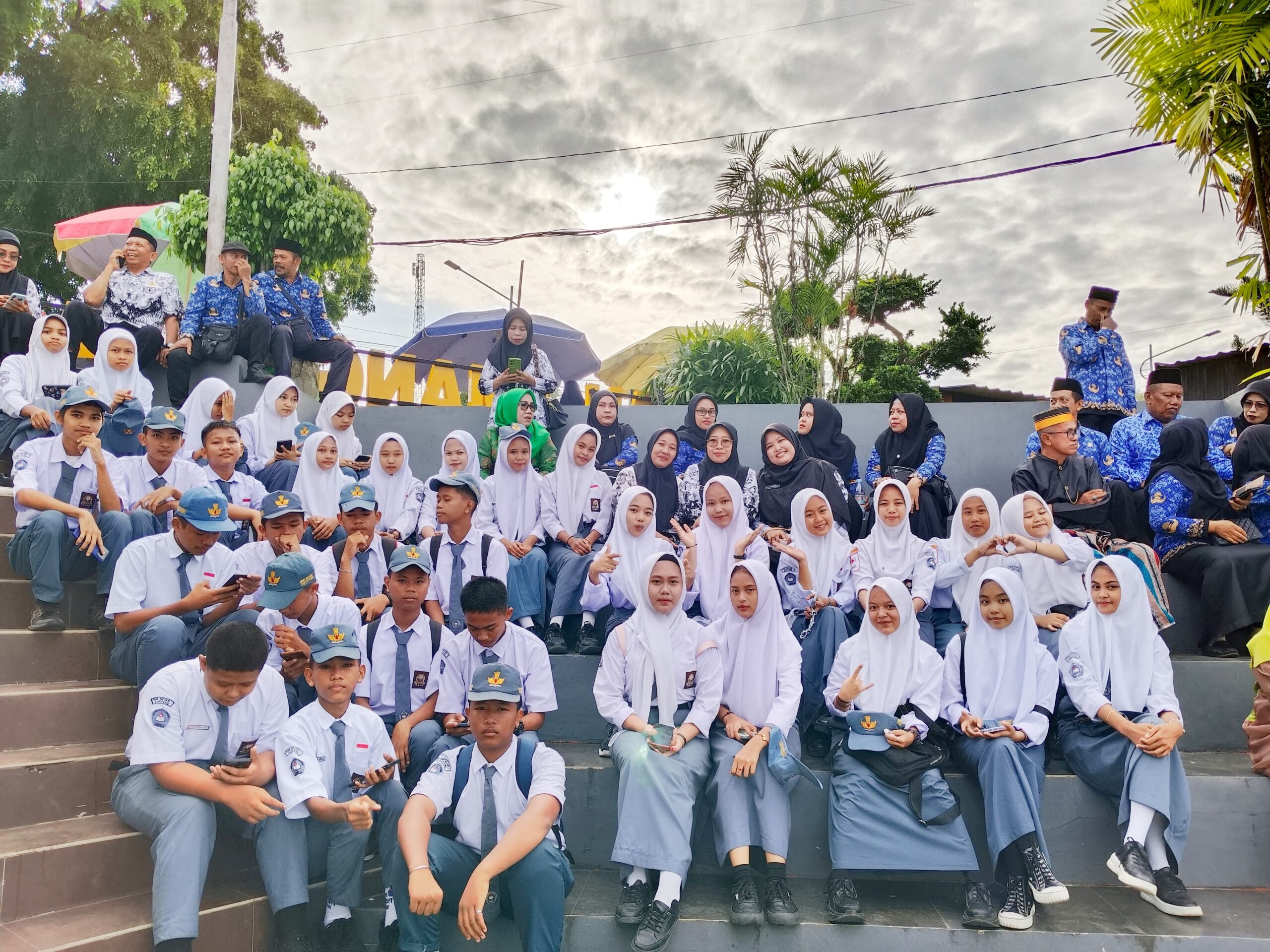 Read more about the article SMKN 1 Soppeng Meriahkan Upacara Hari Guru Nasional di Soppeng