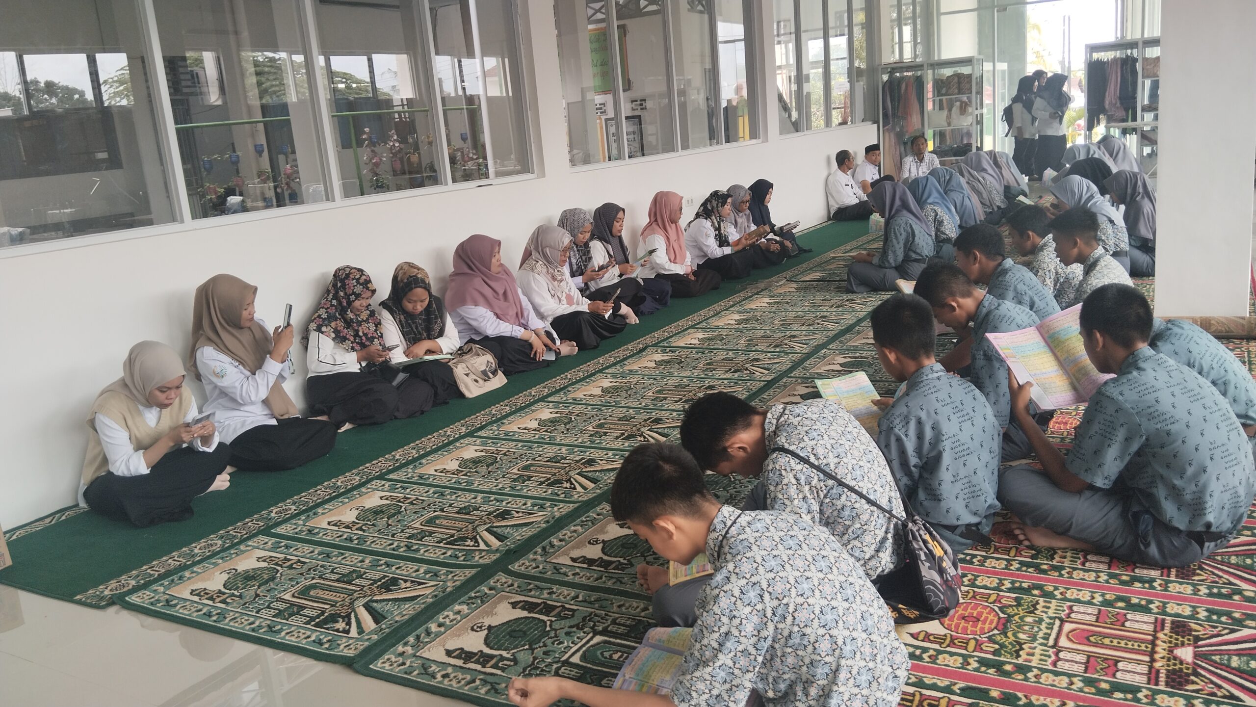 You are currently viewing SMKN 1 Soppeng Gelar Tasyakuran Gedung RPS Desain Produksi Busana dengan Khotmil Qur’an