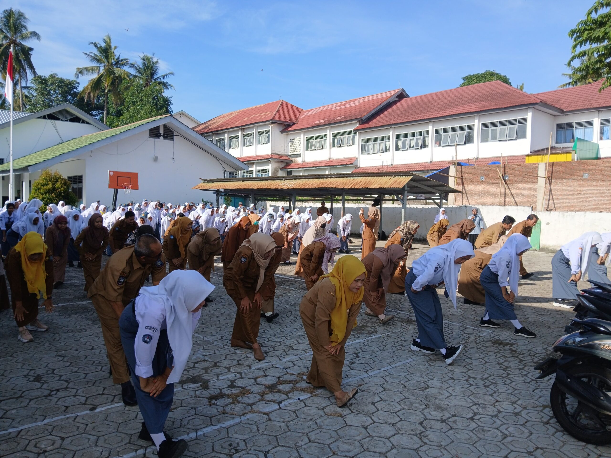 Read more about the article SMKN 1 Soppeng Gelar Senam Anak Indonesia Hebat di Hari Pertama Sekolah