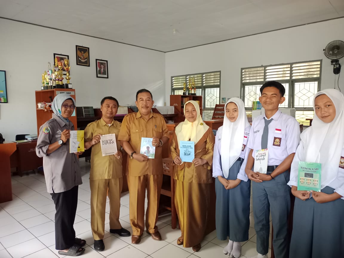 Read more about the article SMKN 1 Soppeng Serahkan Buku Karya Guru dan Siswa: Wujud Kreativitas dalam Literasi