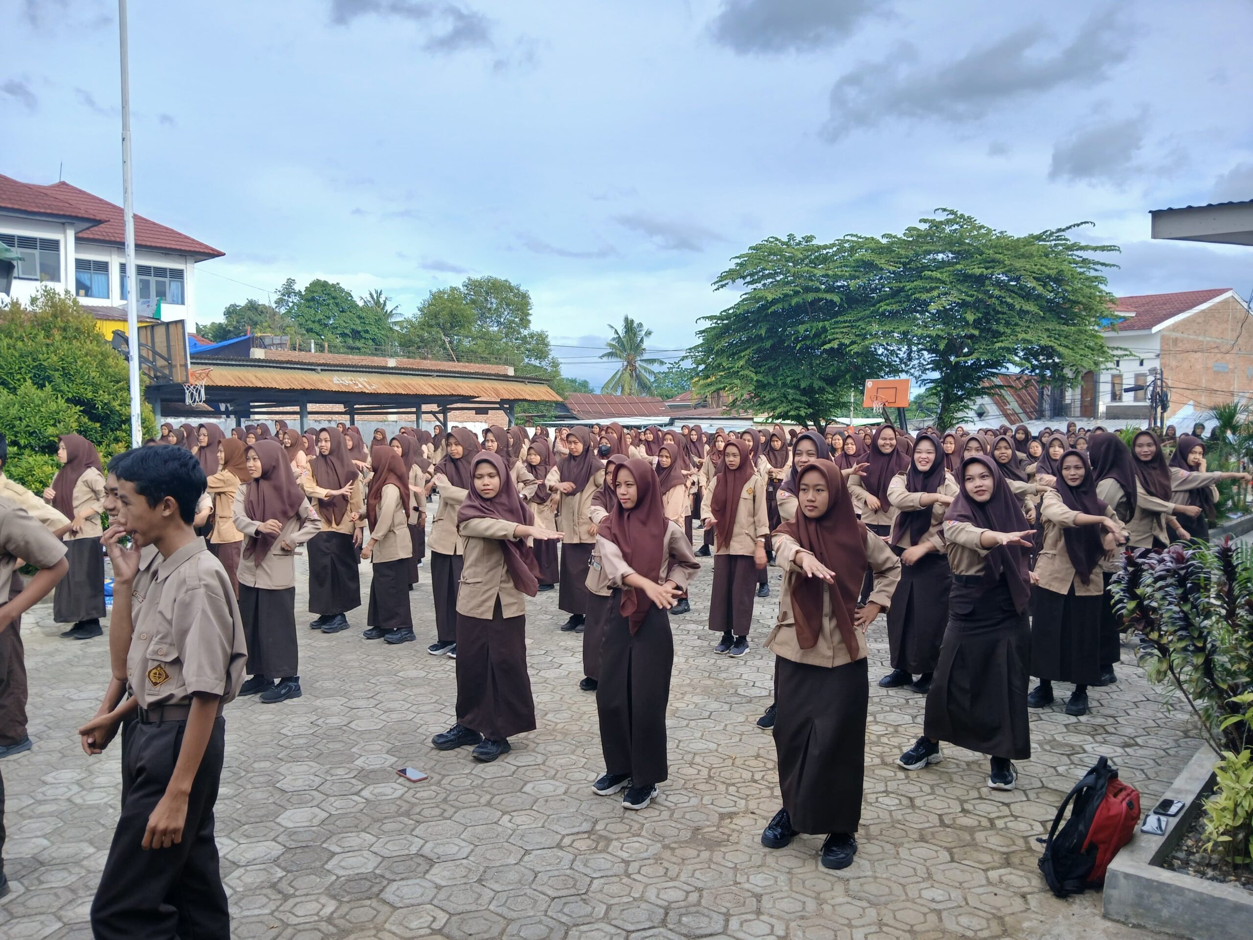 Read more about the article SMKN 1 Soppeng Awali Jumat dengan Literasi Al-Qur’an, Senam Indonesia Hebat dan Kerja Bakti