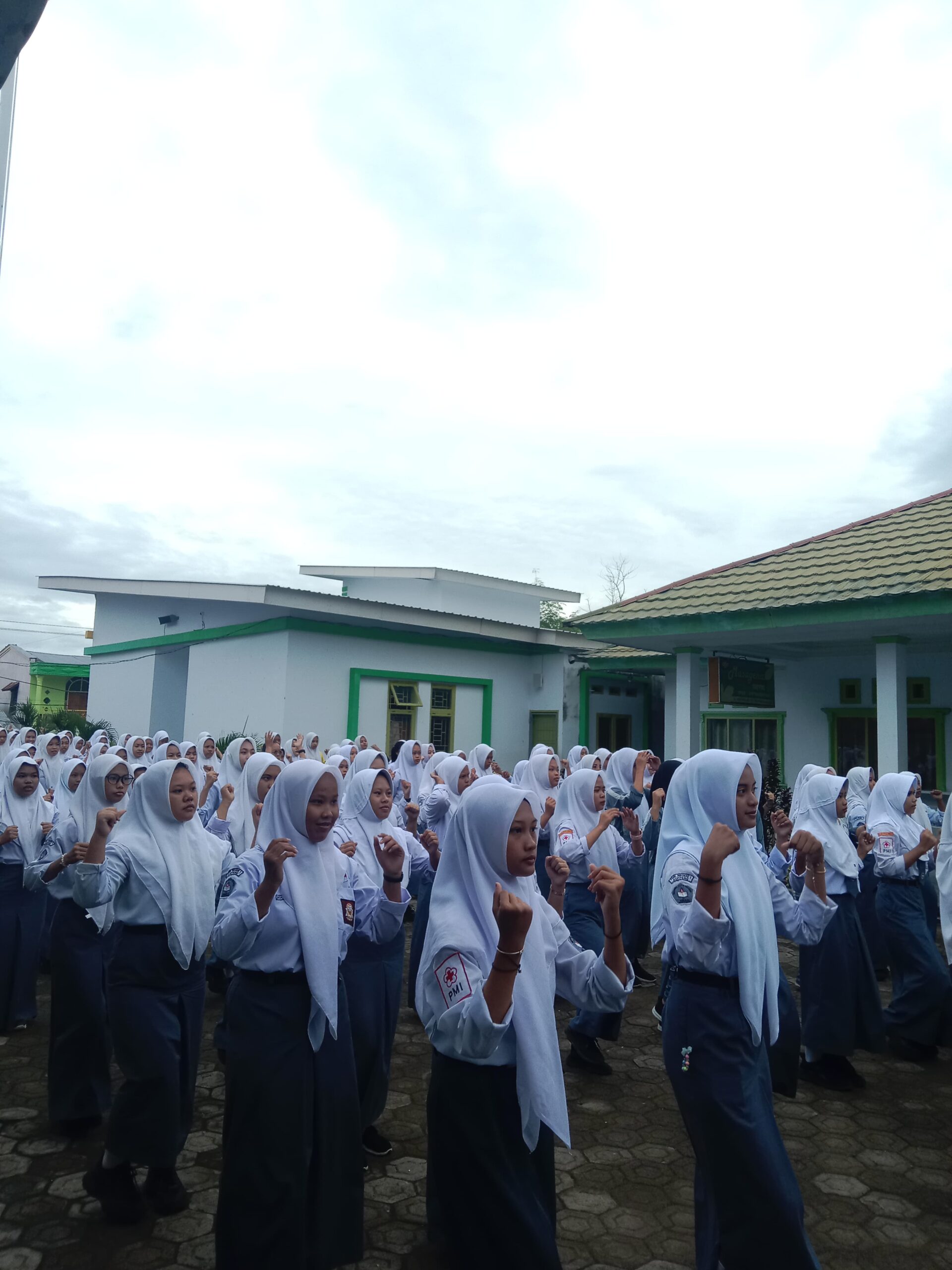 Read more about the article Senam Anak Indonesia Sehat di SMKN 1 Soppeng: Meningkatkan Kebugaran dan Semangat Belajar