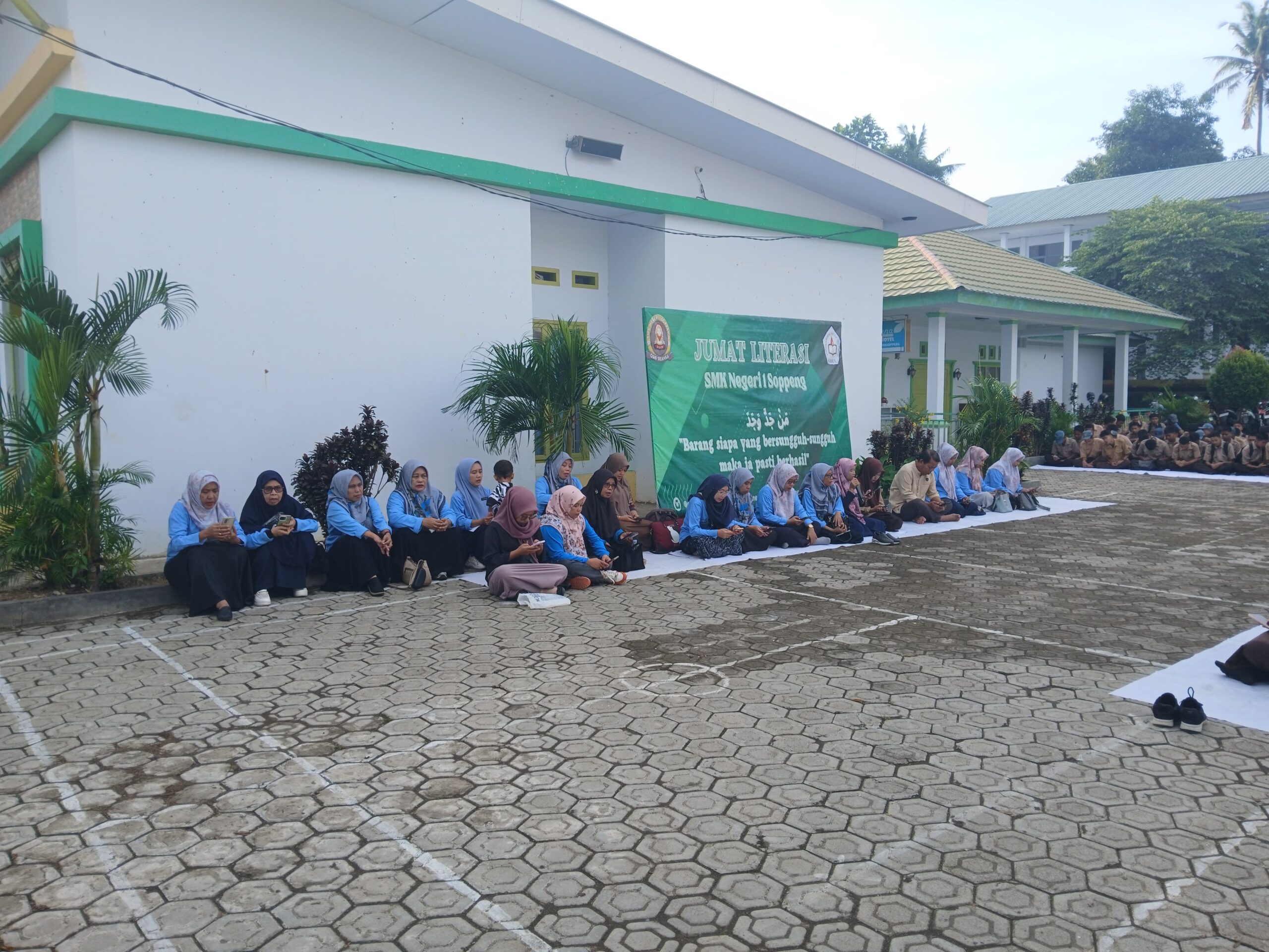 You are currently viewing Tingkatkan Karakter Siswa : SMKN 1 Soppeng Gelar Literasi Al-Qur’an, Senam, dan Kerja Bhakti