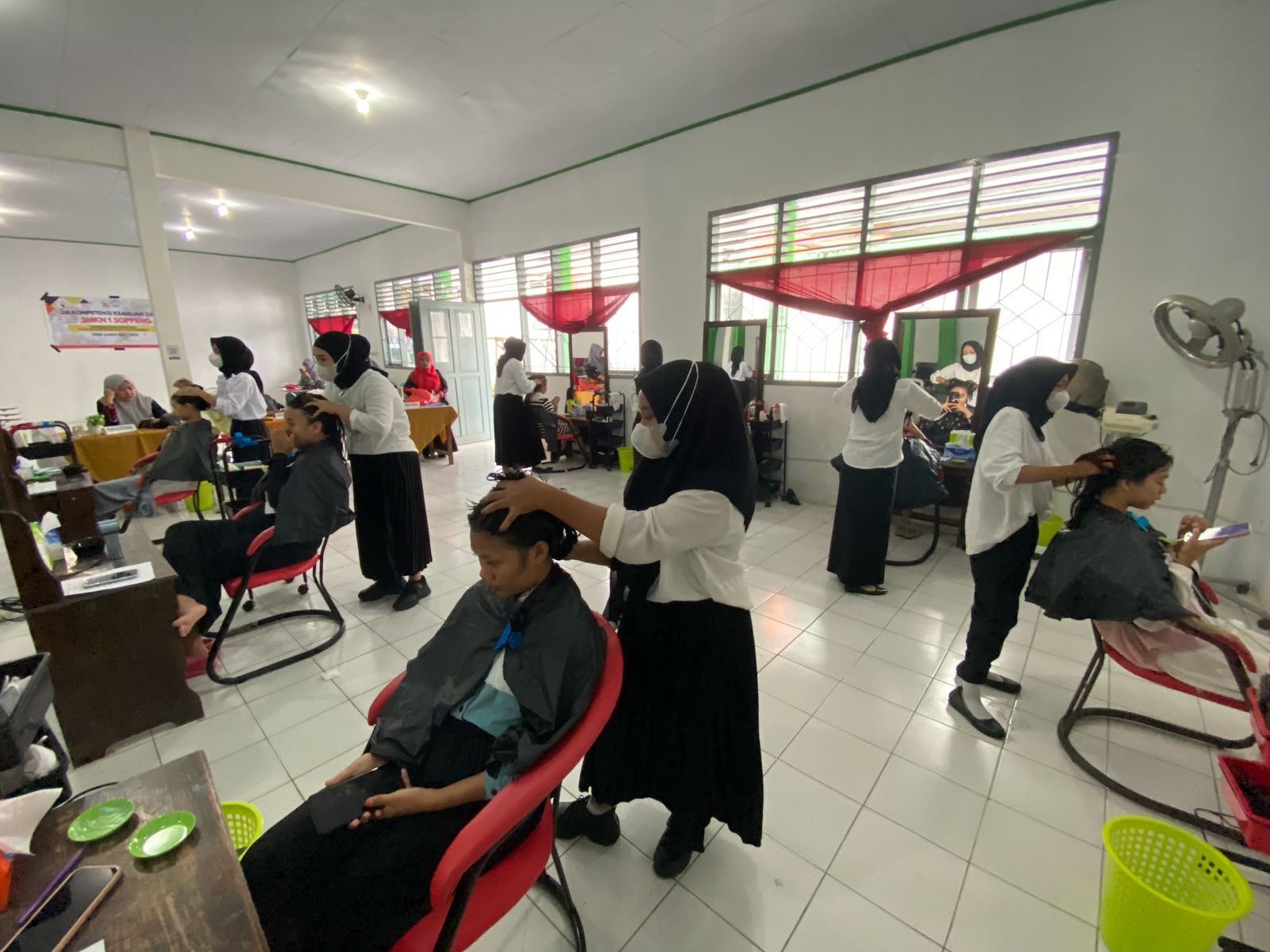 Read more about the article Hari Ke-2 Uji Kompetensi Keahlian (UKK) 2025 SMKN 1 Soppeng