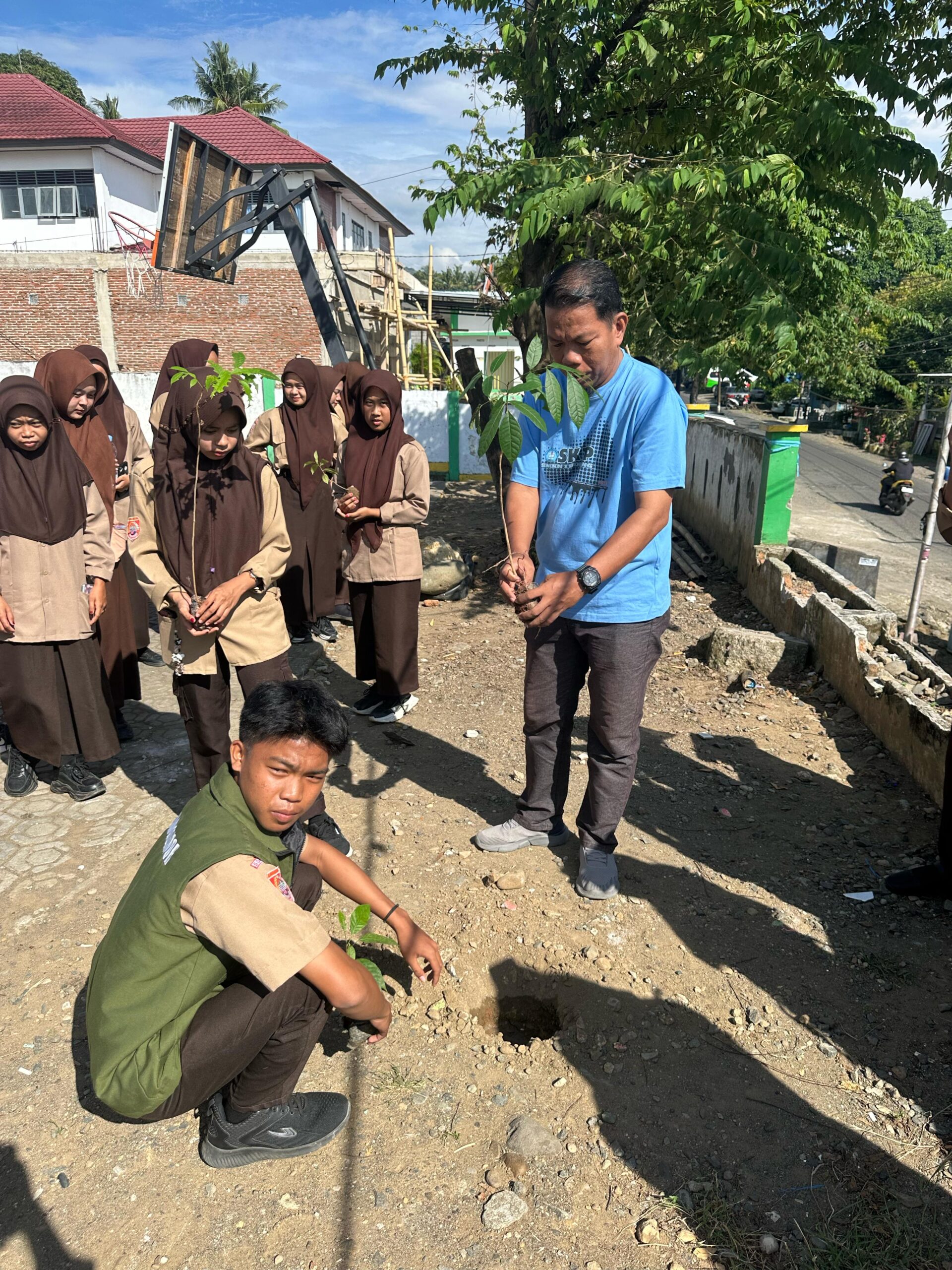Read more about the article Satu Aksi, Satu Pohon: SMKN 1 Soppeng Bergerak di Hari Bumi 2025