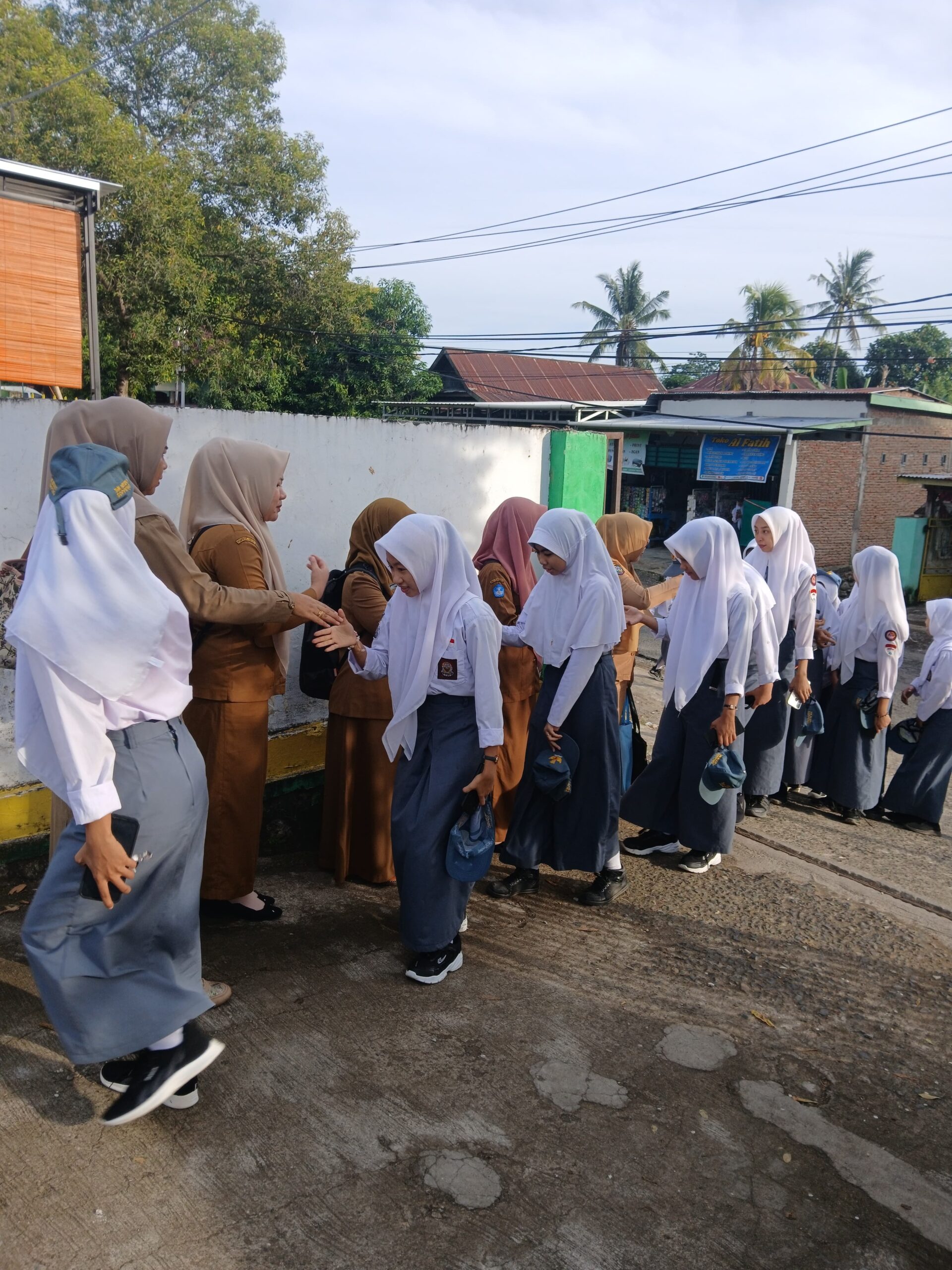 Read more about the article SMKN 1 Soppeng Terapkan Budaya Positif “Senyum, Sapa, Salam, dan Santun”