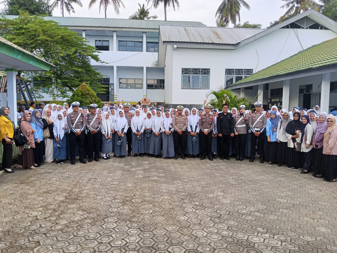Read more about the article Sosialisasi Ops Patuh 2025 oleh Satlantas Polres Soppeng di SMKN 1 Soppeng
