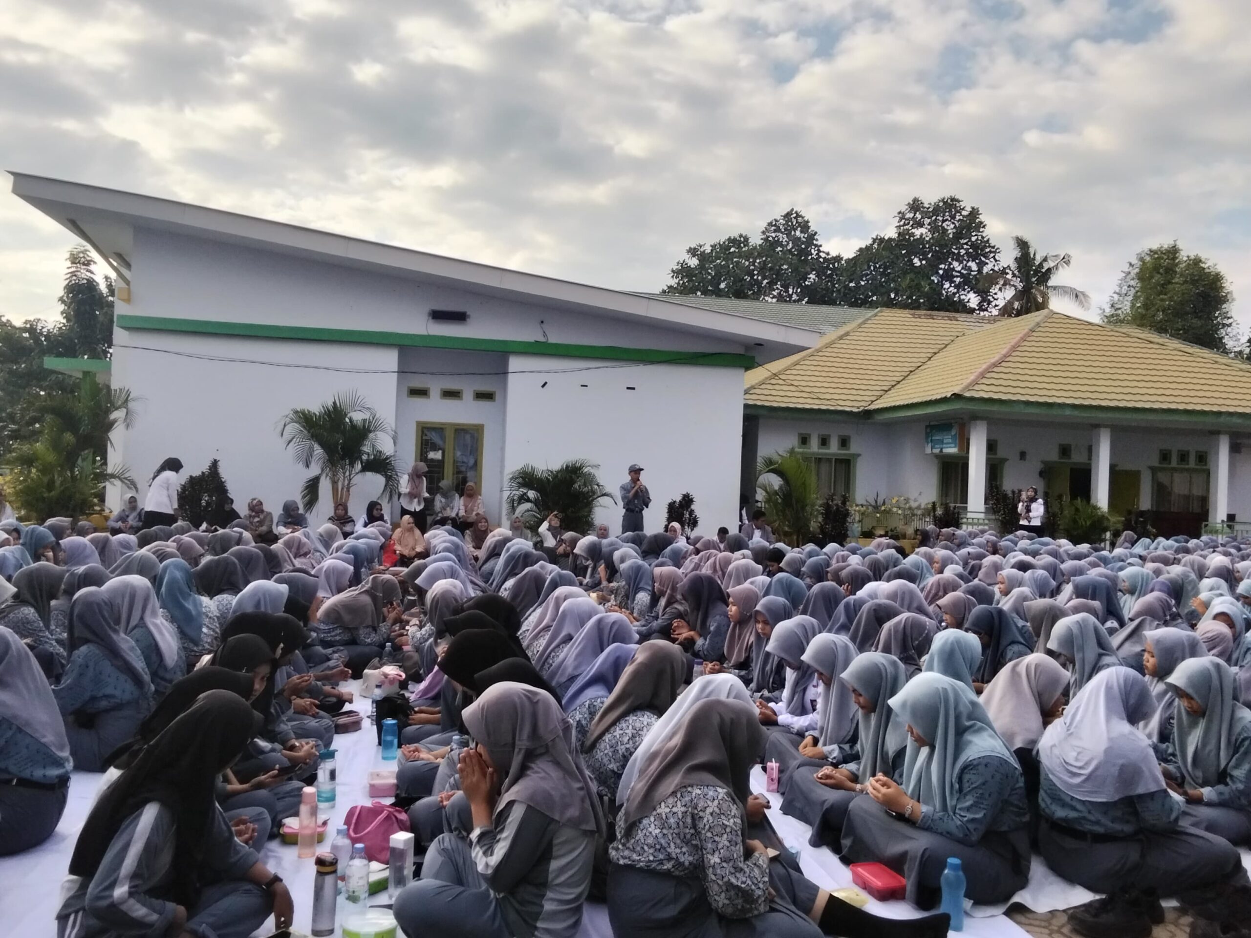 Read more about the article Pertemuan Pagi Ceria SMKN 1 Soppeng Meriahkan Hari Anak Nasional 2025