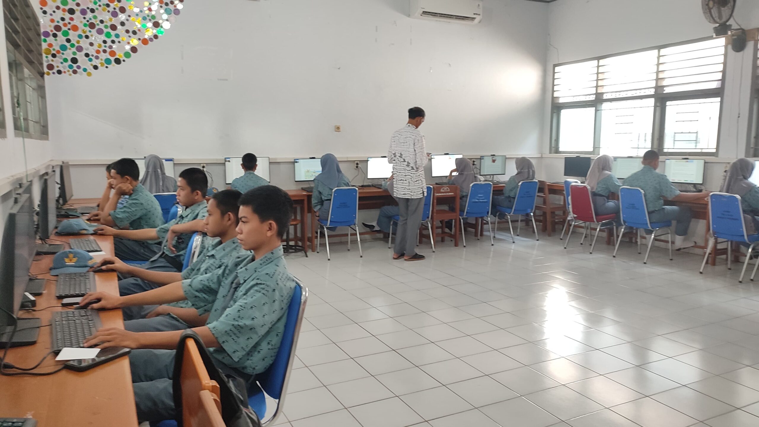 Read more about the article Pelaksanaan ANBK Hari Pertama di SMK Negeri 1 Soppeng Berjalan Lancar dan Tertib