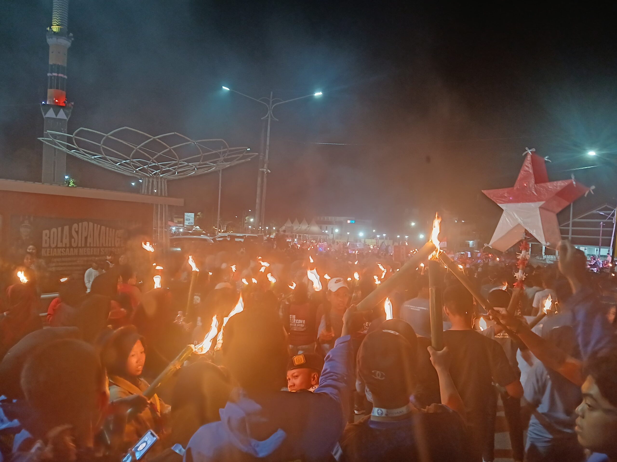 Read more about the article SMKN 1 Soppeng Meriahkan HUT RI ke-80 Lewat Pawai Obor