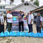 SMKN 1 Soppeng Serahkan Infaq Guru kepada Tim Amal BKKS, Salurkan 35 Paket Sembako di Bulan Ramadhan