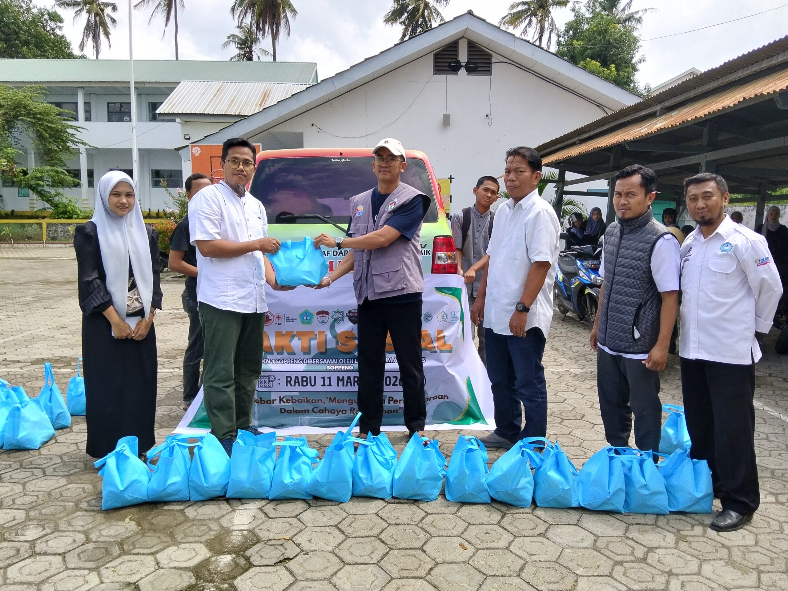 Read more about the article SMKN 1 Soppeng Serahkan Infaq Guru kepada Tim Amal BKKS, Salurkan 35 Paket Sembako di Bulan Ramadhan