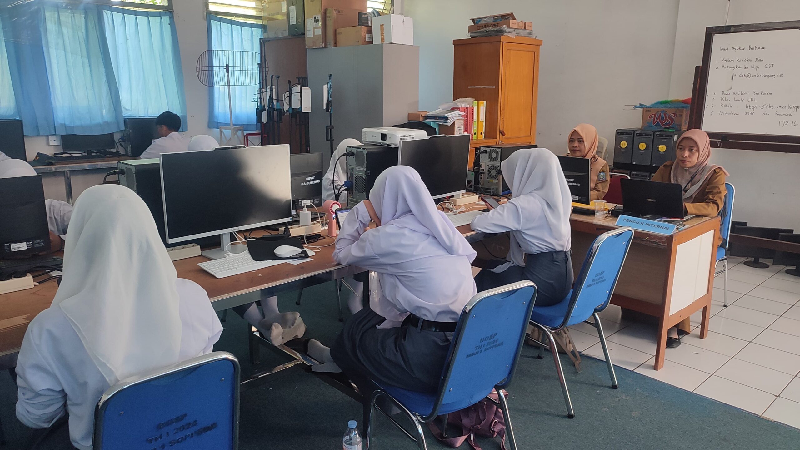 Read more about the article Pelaksanaan Ujian Akhir Sekolah kelas XII Tahun Pelajaran 2025/2026 di SMKN 1 Soppeng Berjalan Tertib dan Lancar