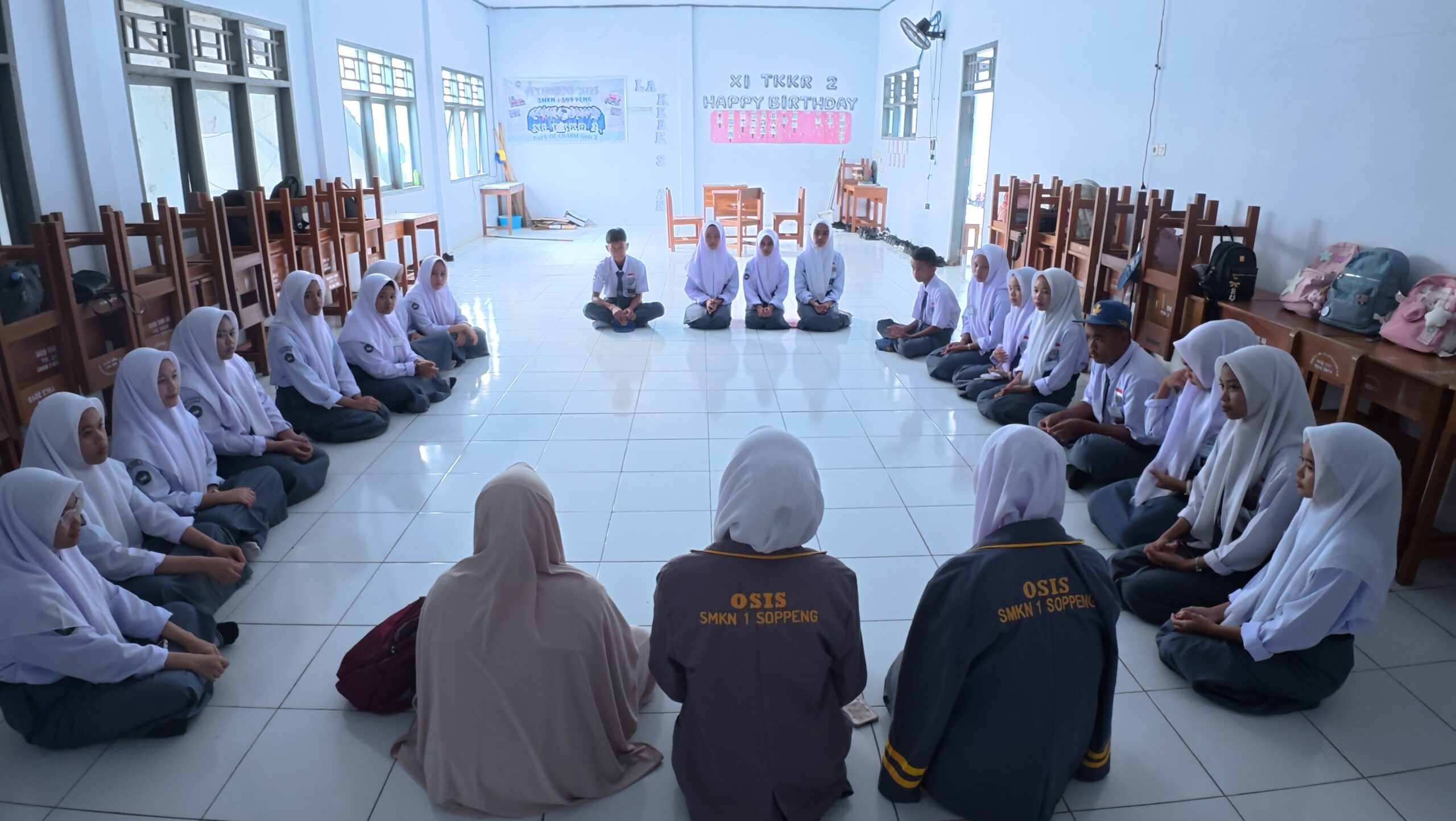 Read more about the article Hari Ke-4 MPLS Ramah 2026 SMKN 1 Soppeng: Membangun Kesadaran Bahaya NAPZA, Literasi Digital, dan Karakter Peserta Didik