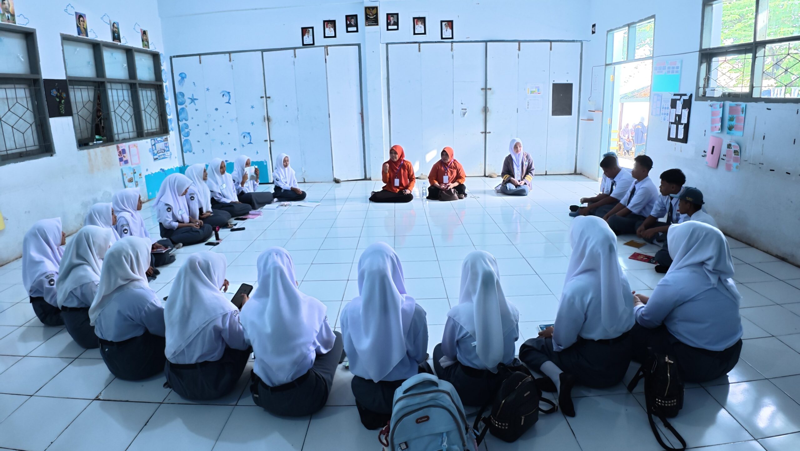 Read more about the article Hari Kedua MPLS Ramah Tahun 2026 di SMKN 1 Soppeng: Menanamkan Karakter, Nasionalisme, dan Perlindungan Peserta Didik