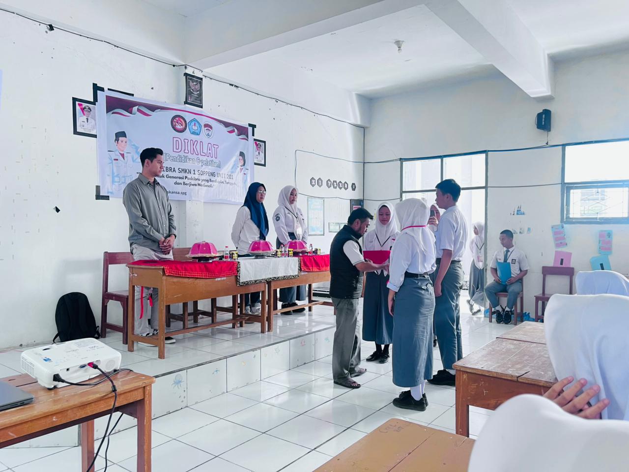 Read more about the article DIKLAT PASKIBRA SMKN 1 SOPPENG UNIT 201 Bentuk Generasi yang Berdisiplin, Tangguh, dan Berjiwa Nasionalis